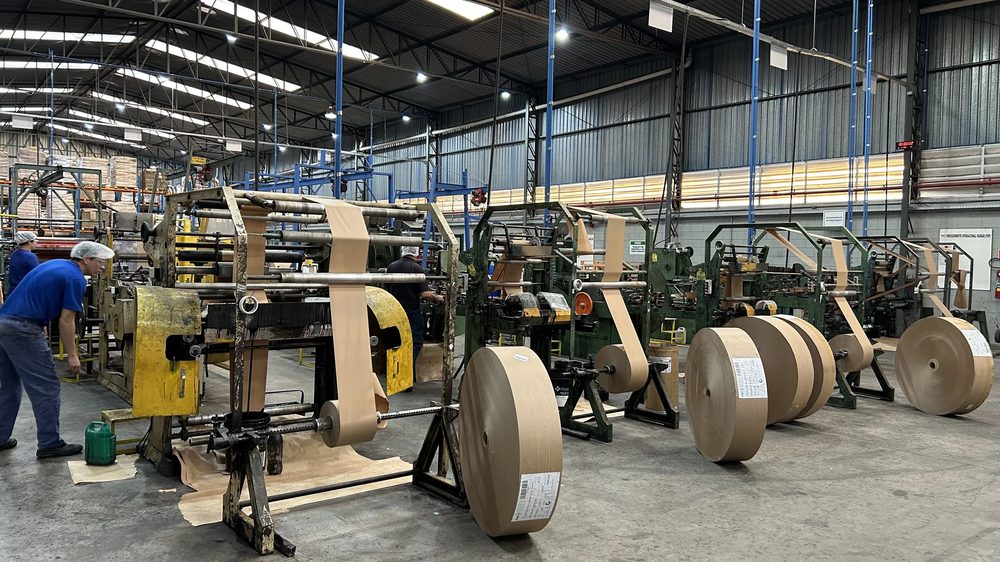 Produção de embalagens industriais na fábrica Wellpack